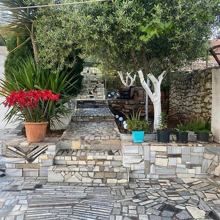 Flora'S Place Sarandë Eksteriør billede